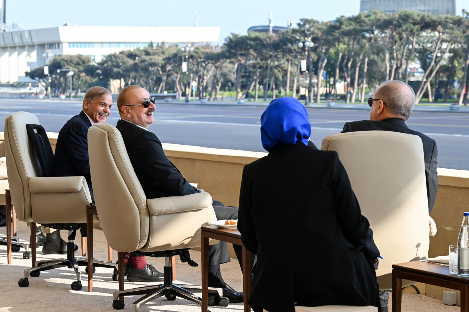 Prezident İlham Əliyev, birinci xanım Mehriban Əliyeva, Türkiyə Prezidenti Rəcəb Tayyib Ərdoğan, Pakistan Baş naziri Məhəmməd Şahbaz Şərif hərbi paradda iştirak ediblər