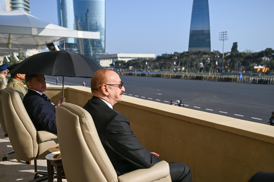 Prezident İlham Əliyev, birinci xanım Mehriban Əliyeva, Türkiyə Prezidenti Rəcəb Tayyib Ərdoğan, Pakistan Baş naziri Məhəmməd Şahbaz Şərif hərbi paradda iştirak ediblər
