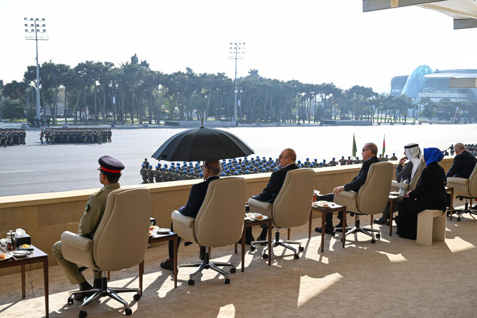 Prezident İlham Əliyev, birinci xanım Mehriban Əliyeva, Türkiyə Prezidenti Rəcəb Tayyib Ərdoğan, Pakistan Baş naziri Məhəmməd Şahbaz Şərif hərbi paradda iştirak ediblər