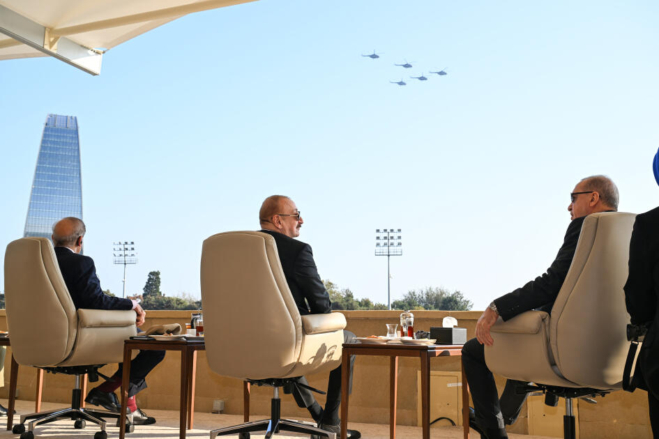 Prezident İlham Əliyev, birinci xanım Mehriban Əliyeva, Türkiyə Prezidenti Rəcəb Tayyib Ərdoğan, Pakistan Baş naziri Məhəmməd Şahbaz Şərif hərbi paradda iştirak ediblər