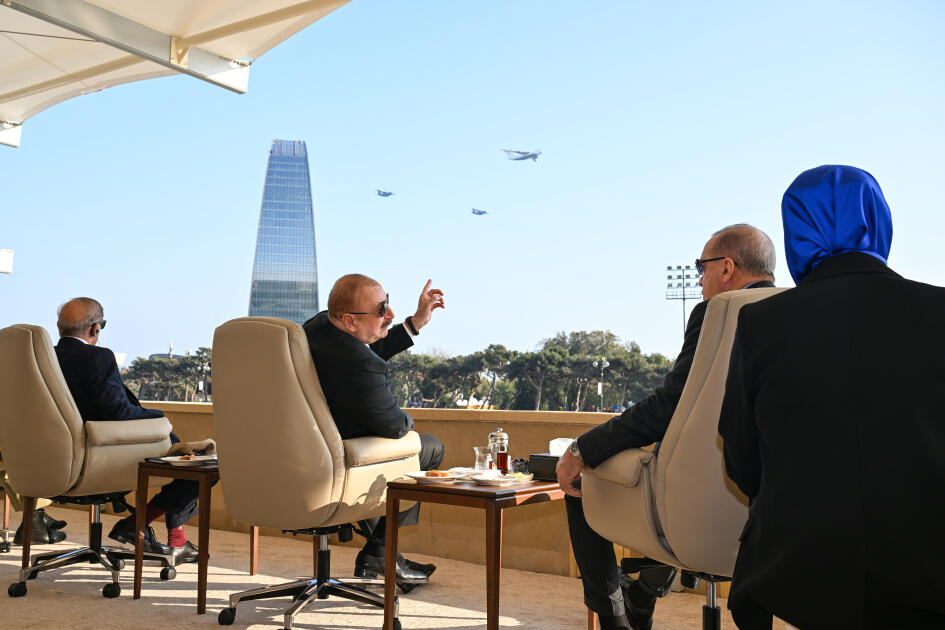 Prezident İlham Əliyev, birinci xanım Mehriban Əliyeva, Türkiyə Prezidenti Rəcəb Tayyib Ərdoğan, Pakistan Baş naziri Məhəmməd Şahbaz Şərif hərbi paradda iştirak ediblər