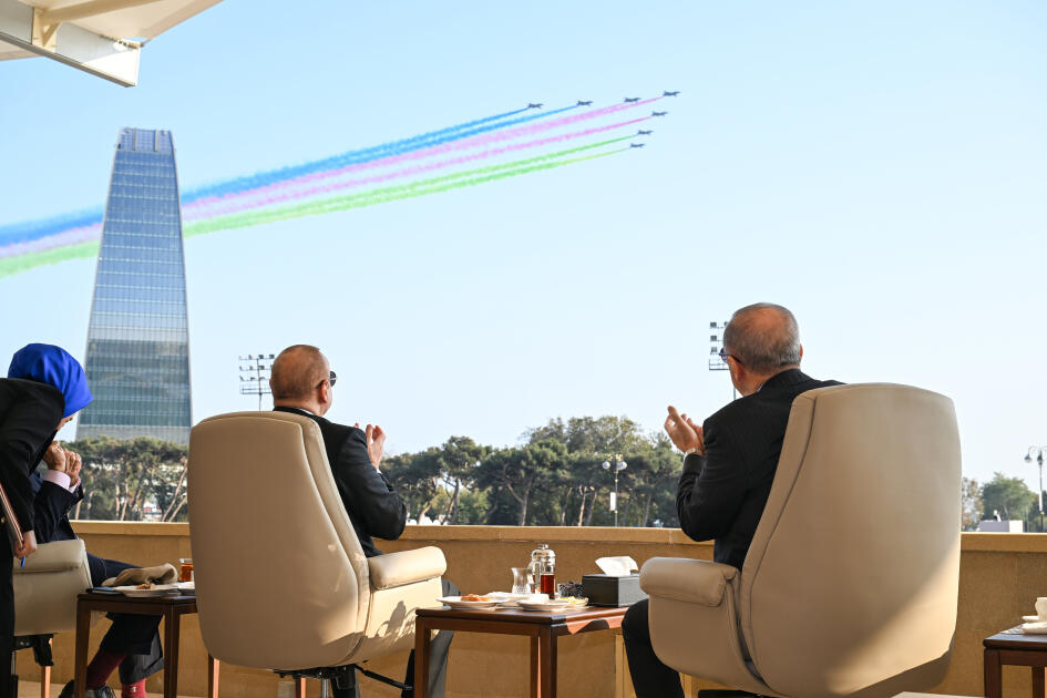 Prezident İlham Əliyev, birinci xanım Mehriban Əliyeva, Türkiyə Prezidenti Rəcəb Tayyib Ərdoğan, Pakistan Baş naziri Məhəmməd Şahbaz Şərif hərbi paradda iştirak ediblər