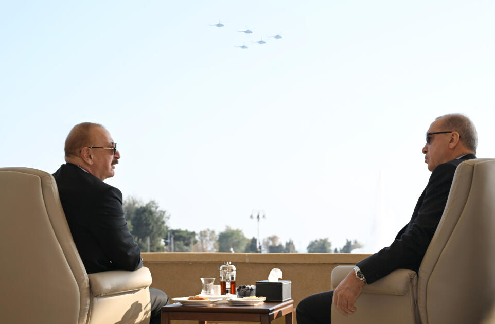 Prezident İlham Əliyev, birinci xanım Mehriban Əliyeva, Türkiyə Prezidenti Rəcəb Tayyib Ərdoğan, Pakistan Baş naziri Məhəmməd Şahbaz Şərif hərbi paradda iştirak ediblər