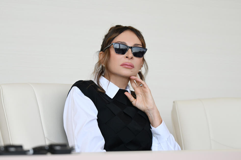 Prezident İlham Əliyev, birinci xanım Mehriban Əliyeva, Türkiyə Prezidenti Rəcəb Tayyib Ərdoğan, Pakistan Baş naziri Məhəmməd Şahbaz Şərif hərbi paradda iştirak ediblər