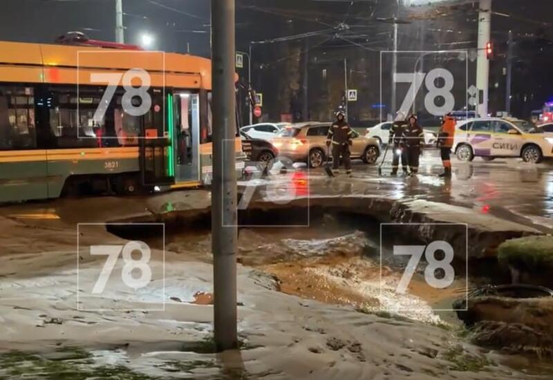 Трамвай едва не провалился в «портал в ад» в Санкт-Петербурге