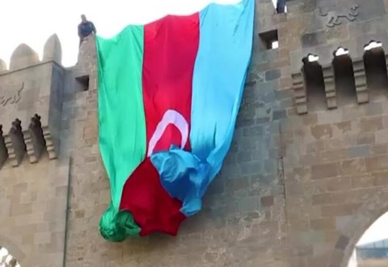 Qoşa Qalada nəhəng Dövlət Bayrağımız ucaldı
