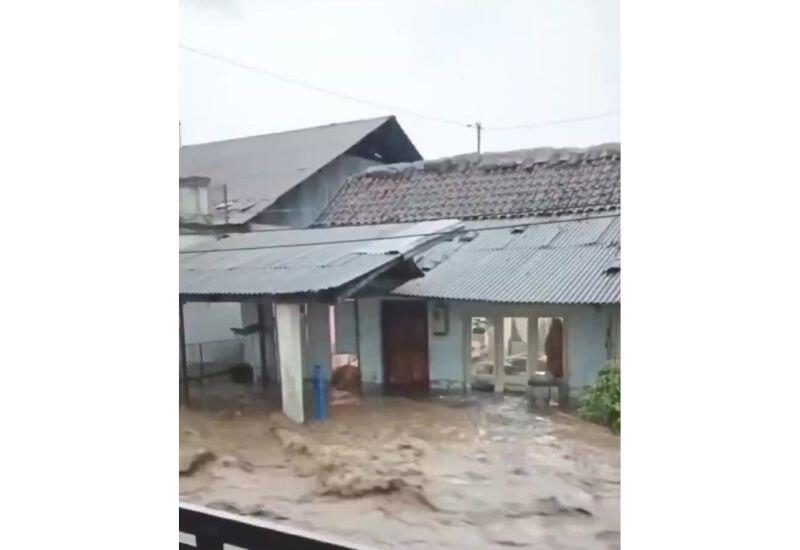 Очередное наводнение обрушилось на Индонезию