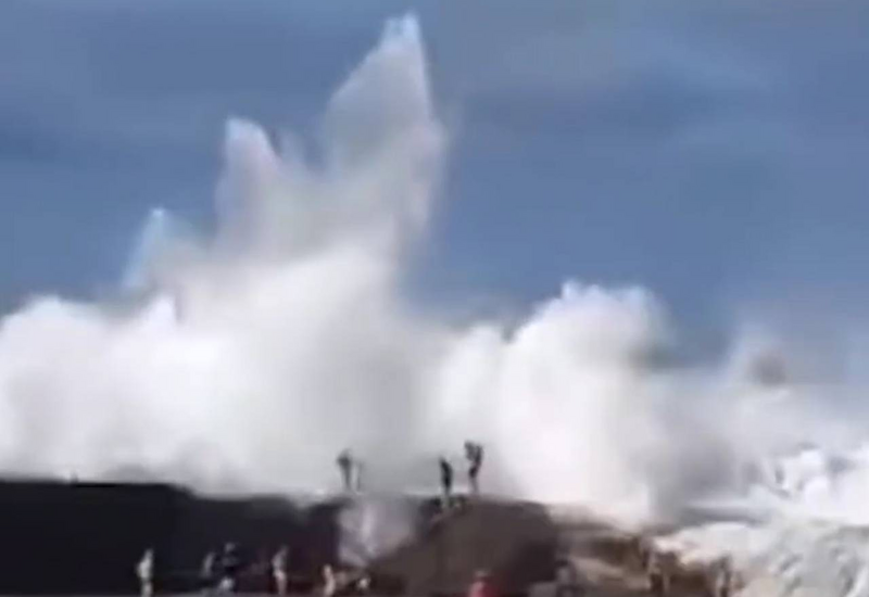 Туристов смыло гигантской волной в Испании