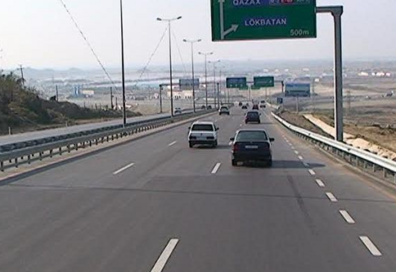 На трассе Баку-Газах временно изменено направление движения транспорта