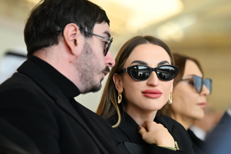 Prezident İlham Əliyev, birinci xanım Mehriban Əliyeva, Türkiyə Prezidenti Rəcəb Tayyib Ərdoğan, Pakistan Baş naziri Məhəmməd Şahbaz Şərif hərbi paradda iştirak ediblər