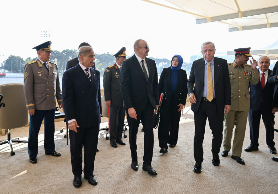 Prezident İlham Əliyev, birinci xanım Mehriban Əliyeva, Türkiyə Prezidenti Rəcəb Tayyib Ərdoğan, Pakistan Baş naziri Məhəmməd Şahbaz Şərif hərbi paradda iştirak ediblər