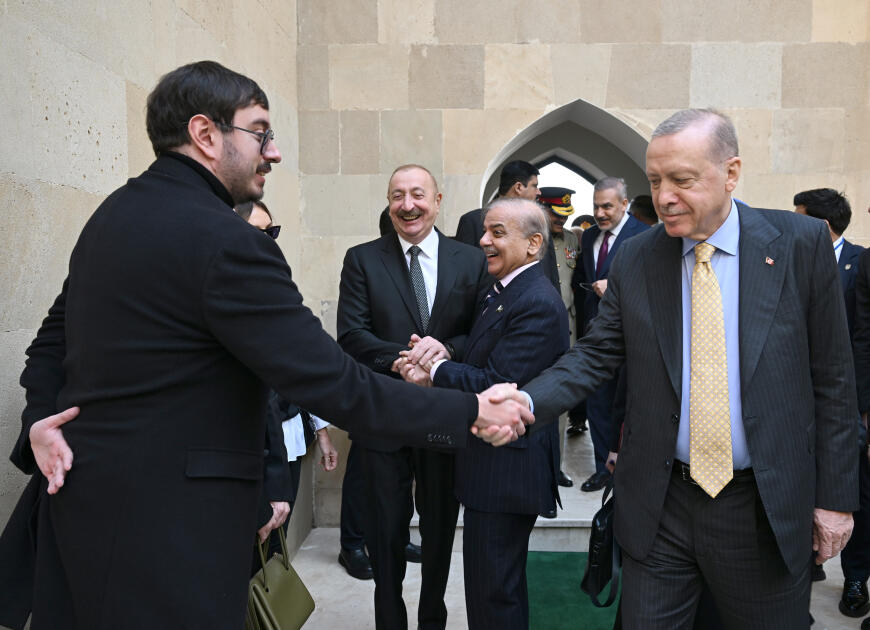 Prezident İlham Əliyev, birinci xanım Mehriban Əliyeva, Türkiyə Prezidenti Rəcəb Tayyib Ərdoğan, Pakistan Baş naziri Məhəmməd Şahbaz Şərif hərbi paradda iştirak ediblər