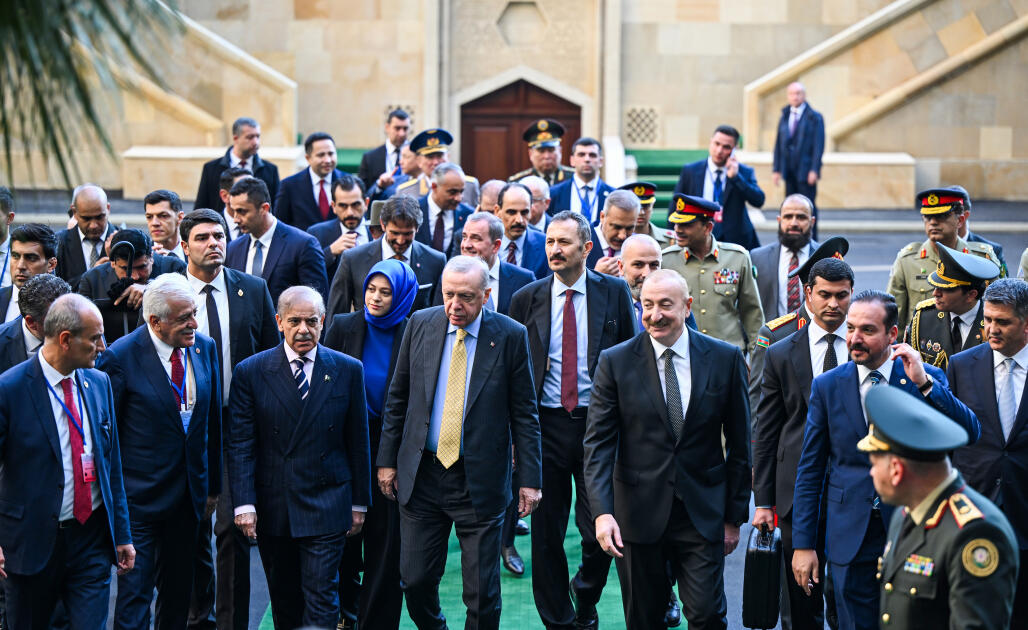 Prezident İlham Əliyev, birinci xanım Mehriban Əliyeva, Türkiyə Prezidenti Rəcəb Tayyib Ərdoğan, Pakistan Baş naziri Məhəmməd Şahbaz Şərif hərbi paradda iştirak ediblər