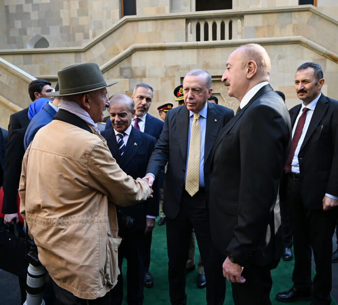 Prezident İlham Əliyev, birinci xanım Mehriban Əliyeva, Türkiyə Prezidenti Rəcəb Tayyib Ərdoğan, Pakistan Baş naziri Məhəmməd Şahbaz Şərif hərbi paradda iştirak ediblər