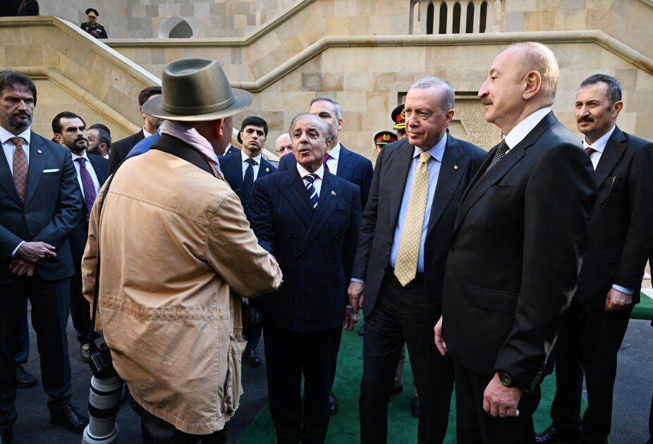 Prezident İlham Əliyev, birinci xanım Mehriban Əliyeva, Türkiyə Prezidenti Rəcəb Tayyib Ərdoğan, Pakistan Baş naziri Məhəmməd Şahbaz Şərif hərbi paradda iştirak ediblər