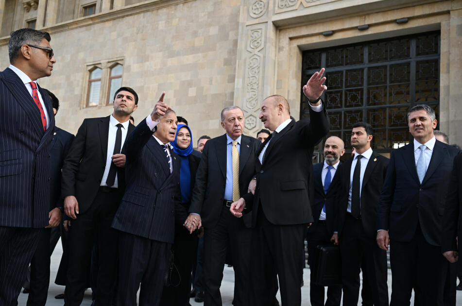 Prezident İlham Əliyev, birinci xanım Mehriban Əliyeva, Türkiyə Prezidenti Rəcəb Tayyib Ərdoğan, Pakistan Baş naziri Məhəmməd Şahbaz Şərif hərbi paradda iştirak ediblər