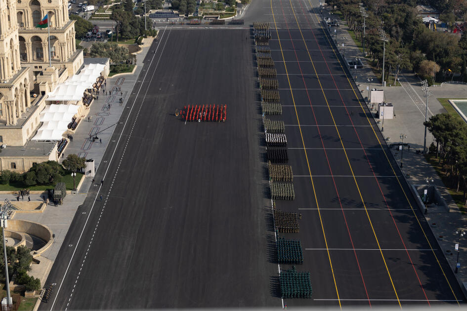 Prezident İlham Əliyev, birinci xanım Mehriban Əliyeva, Türkiyə Prezidenti Rəcəb Tayyib Ərdoğan, Pakistan Baş naziri Məhəmməd Şahbaz Şərif hərbi paradda iştirak ediblər