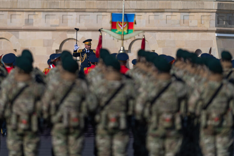 Prezident İlham Əliyev, birinci xanım Mehriban Əliyeva, Türkiyə Prezidenti Rəcəb Tayyib Ərdoğan, Pakistan Baş naziri Məhəmməd Şahbaz Şərif hərbi paradda iştirak ediblər