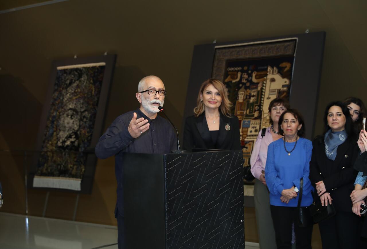 Презентован ковер "Джанги" в честь Дня Победы Азербайджана