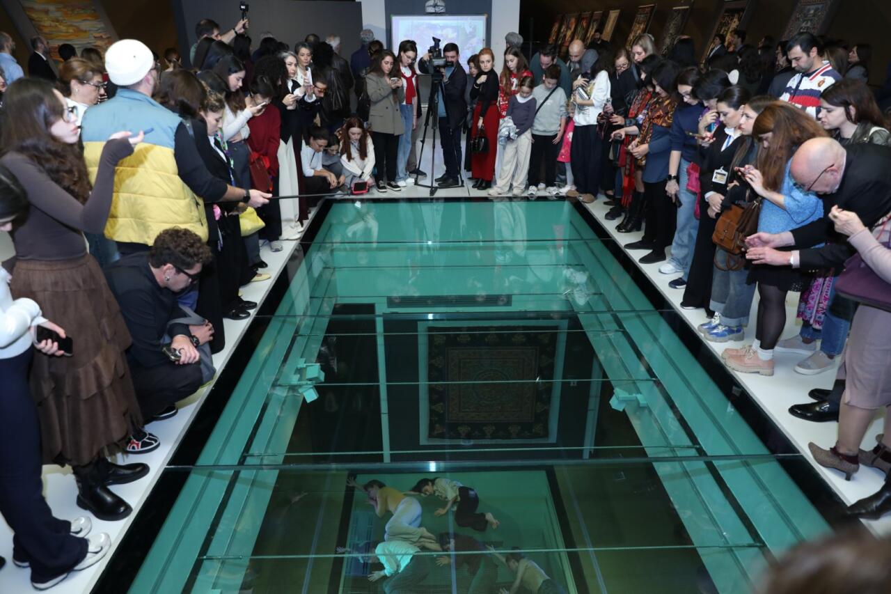 Презентован ковер "Джанги" в честь Дня Победы Азербайджана