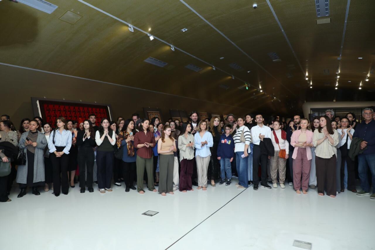 Презентован ковер "Джанги" в честь Дня Победы Азербайджана