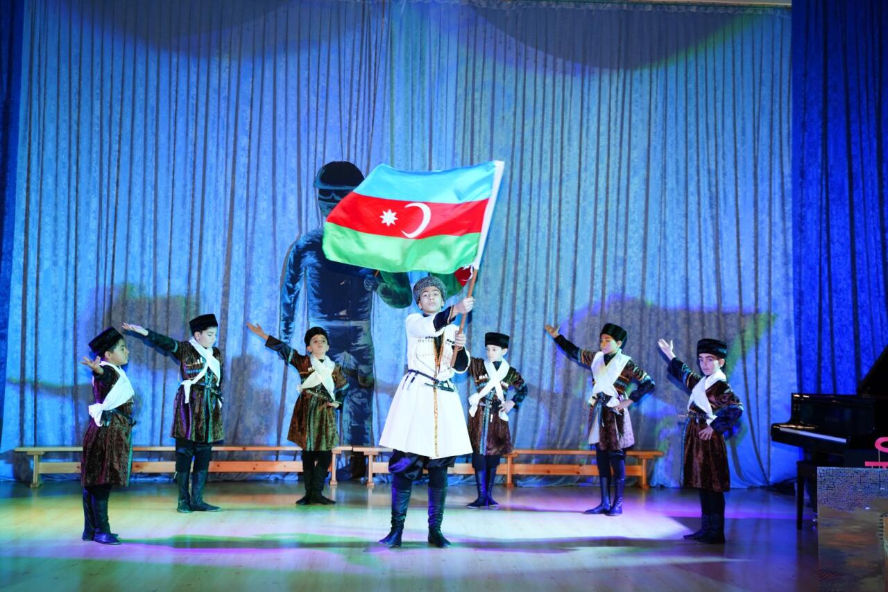 Как дети отмечают День Победы и День Государственного флага Азербайджана