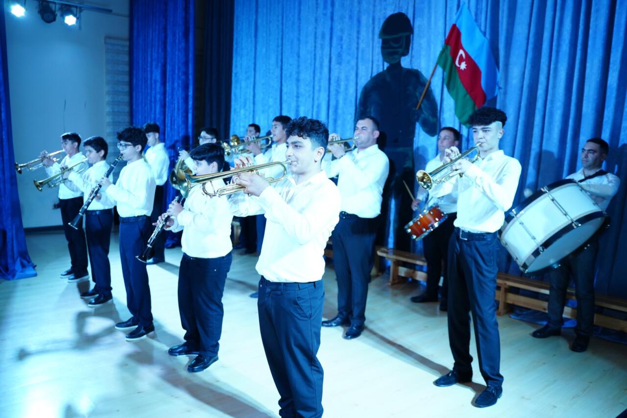 Как дети отмечают День Победы и День Государственного флага Азербайджана