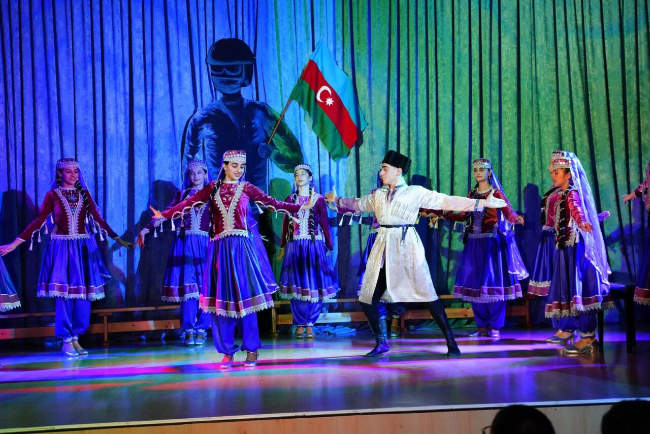 Как дети отмечают День Победы и День Государственного флага Азербайджана