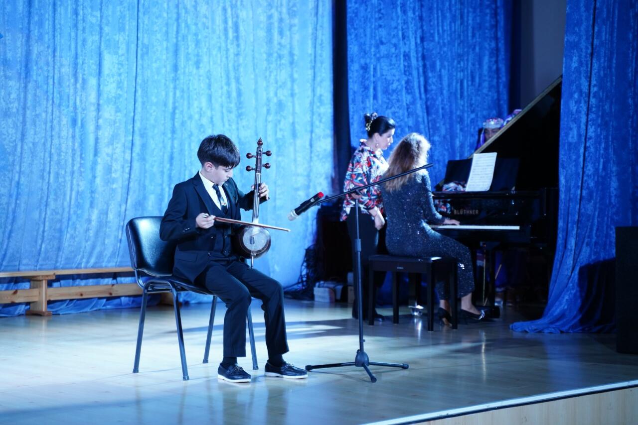 Как дети отмечают День Победы и День Государственного флага Азербайджана