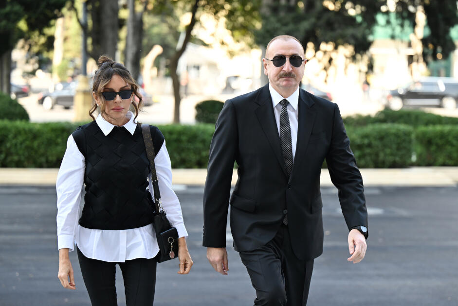 Prezident İlham Əliyev, birinci xanım Mehriban Əliyeva, Türkiyə Prezidenti Rəcəb Tayyib Ərdoğan, Pakistan Baş naziri Məhəmməd Şahbaz Şərif hərbi paradda iştirak ediblər