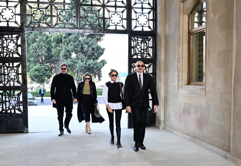 Prezident İlham Əliyev, birinci xanım Mehriban Əliyeva, Türkiyə Prezidenti Rəcəb Tayyib Ərdoğan, Pakistan Baş naziri Məhəmməd Şahbaz Şərif hərbi paradda iştirak ediblər