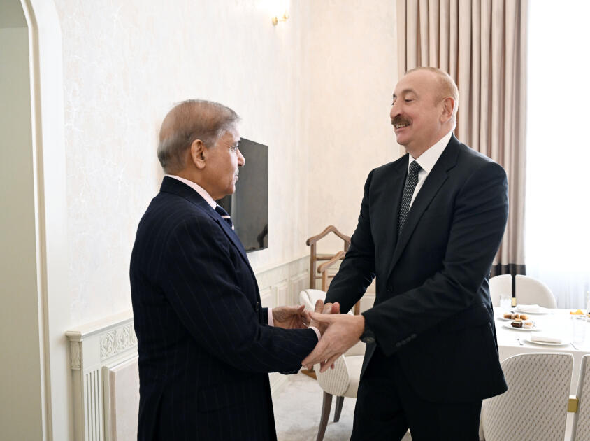 Prezident İlham Əliyev, birinci xanım Mehriban Əliyeva, Türkiyə Prezidenti Rəcəb Tayyib Ərdoğan, Pakistan Baş naziri Məhəmməd Şahbaz Şərif hərbi paradda iştirak ediblər