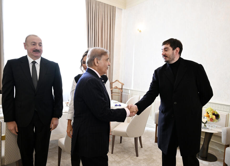 Prezident İlham Əliyev, birinci xanım Mehriban Əliyeva, Türkiyə Prezidenti Rəcəb Tayyib Ərdoğan, Pakistan Baş naziri Məhəmməd Şahbaz Şərif hərbi paradda iştirak ediblər