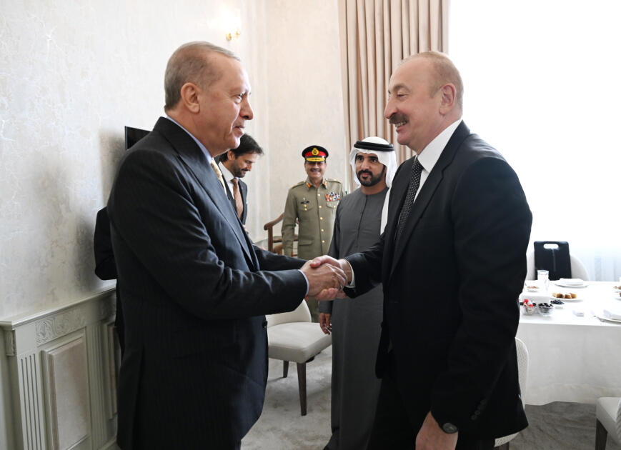 Prezident İlham Əliyev, birinci xanım Mehriban Əliyeva, Türkiyə Prezidenti Rəcəb Tayyib Ərdoğan, Pakistan Baş naziri Məhəmməd Şahbaz Şərif hərbi paradda iştirak ediblər