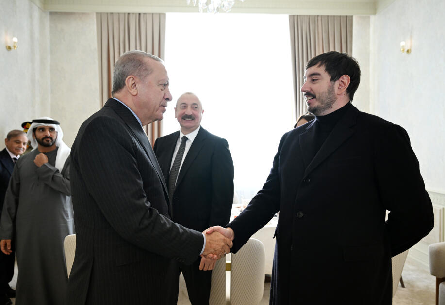 Prezident İlham Əliyev, birinci xanım Mehriban Əliyeva, Türkiyə Prezidenti Rəcəb Tayyib Ərdoğan, Pakistan Baş naziri Məhəmməd Şahbaz Şərif hərbi paradda iştirak ediblər