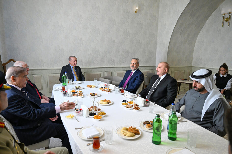 Prezident İlham Əliyev, birinci xanım Mehriban Əliyeva, Türkiyə Prezidenti Rəcəb Tayyib Ərdoğan, Pakistan Baş naziri Məhəmməd Şahbaz Şərif hərbi paradda iştirak ediblər