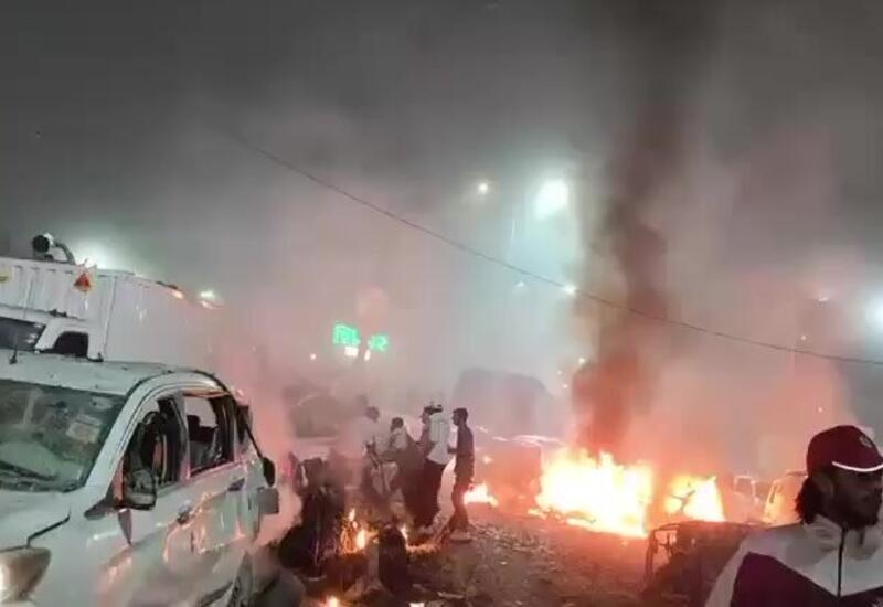 В Нью-Дели при взрыве автомобиля у метро погибли восемь человек