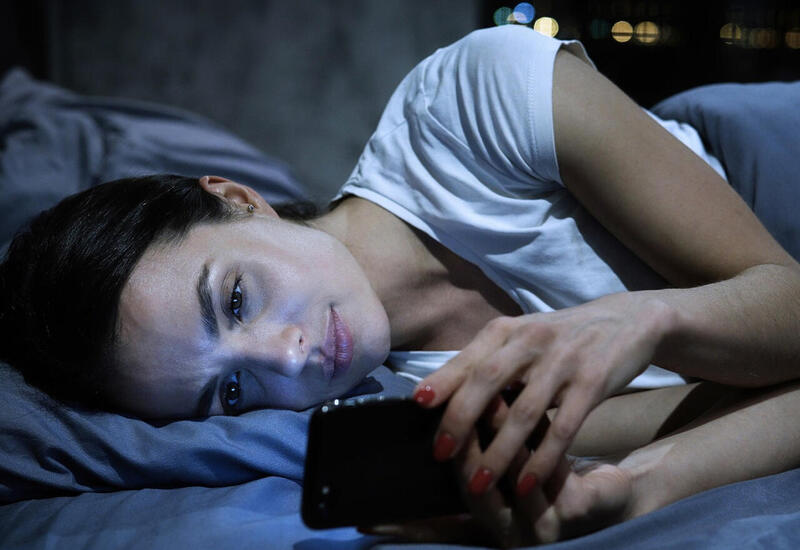 Gecə saatlarla telefona baxanlar