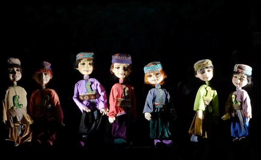 Для детей героев Карабахской войны организован показ спектакля "Семь гранатовых ветвей"