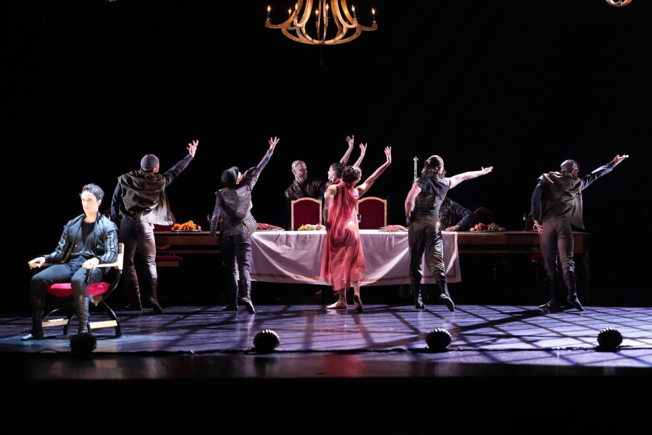 Потрясающая премьера в Баку! "Гамлет - Принц Датский" Робера Лепажа