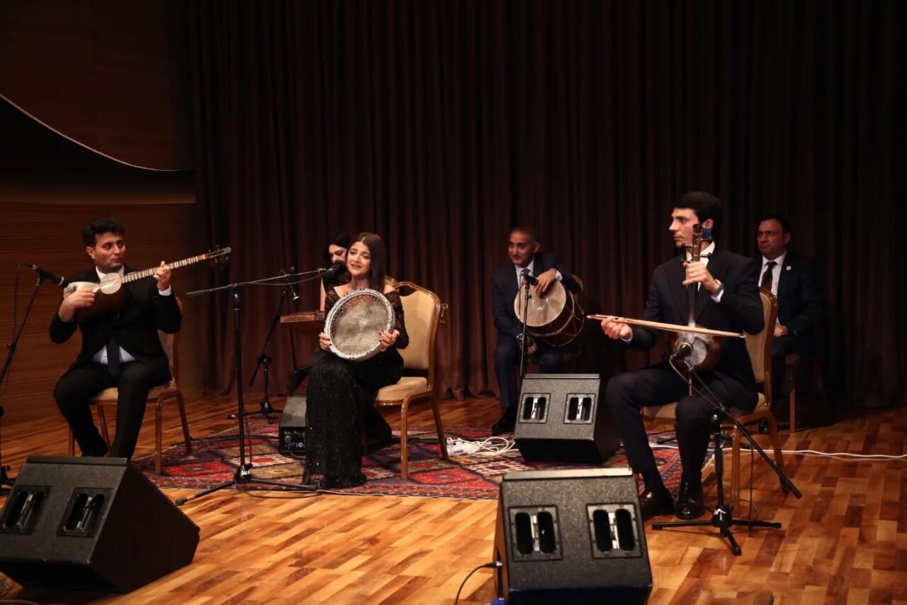 Яркие интерпретации ханенде и музыкантов представлены в рамках проекта "Muğamat axşamı"