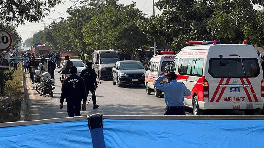 Сильный взрыв у здания суда в Пакистане