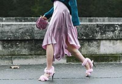 Стилист раскрыла способы носить самую трендовую вещь осени