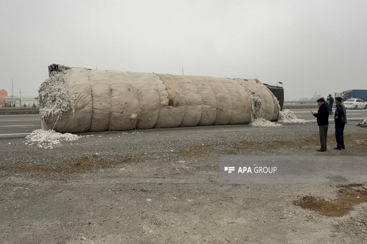 На трассе Баку–Газах перевернулся грузовик с хлопком