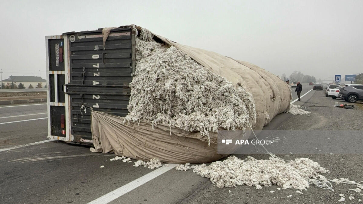 На трассе Баку–Газах перевернулся грузовик с хлопком