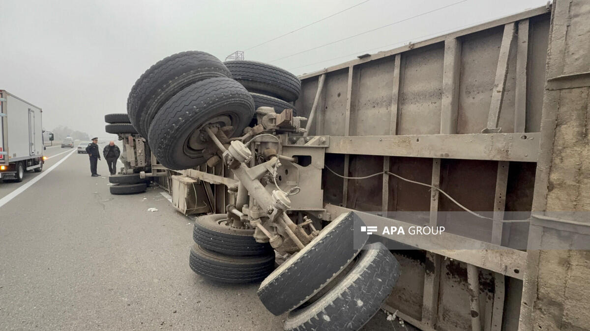 На трассе Баку–Газах перевернулся грузовик с хлопком