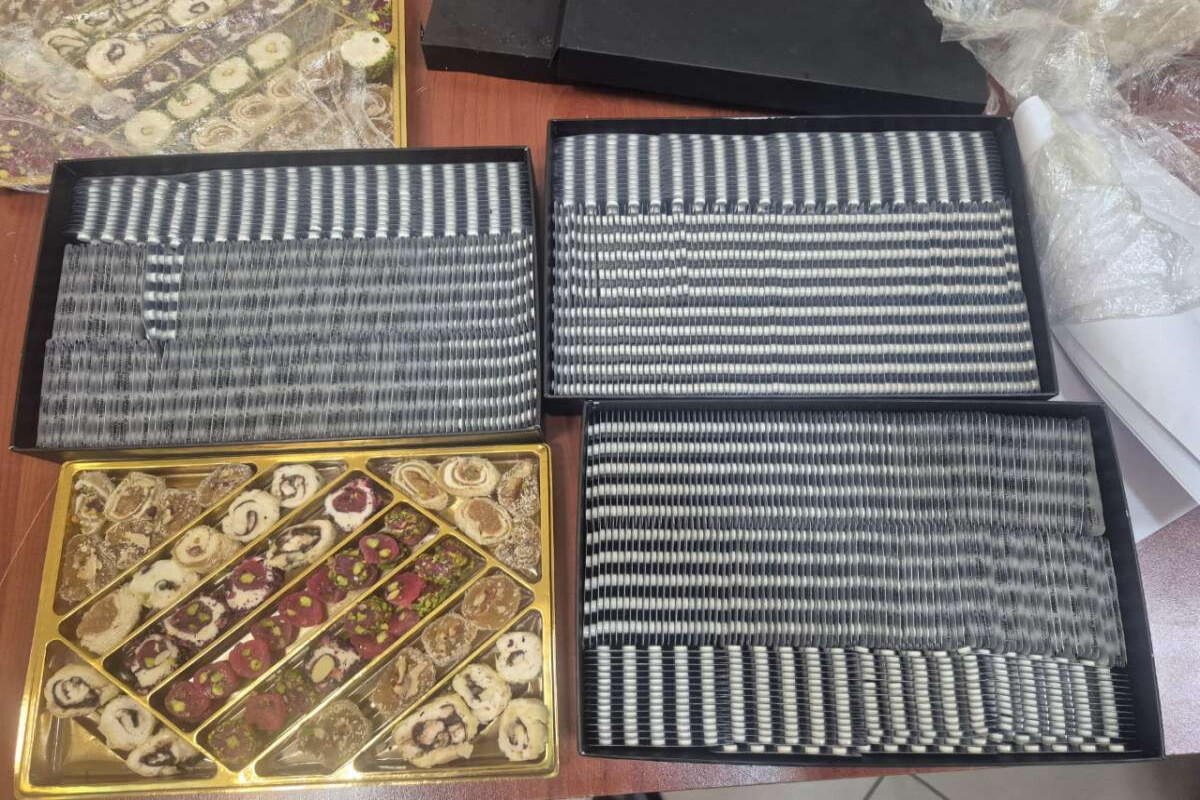 На таможне в Гяндже обнаружены лекарства, спрятанные в коробках со сладостями