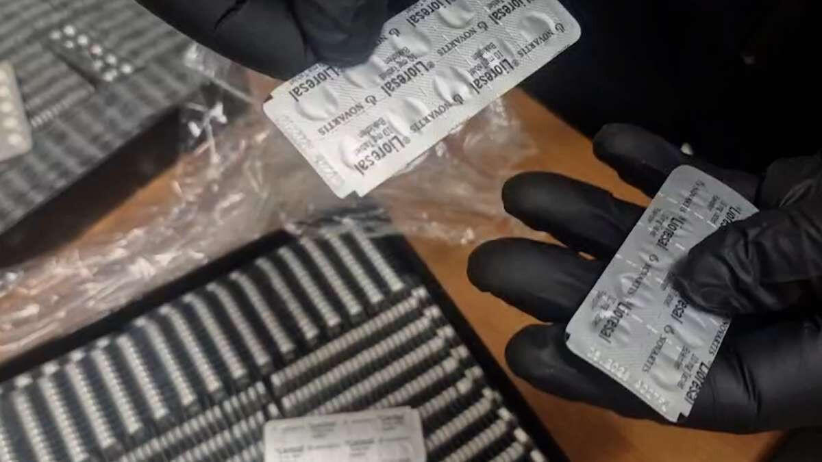 На таможне в Гяндже обнаружены лекарства, спрятанные в коробках со сладостями