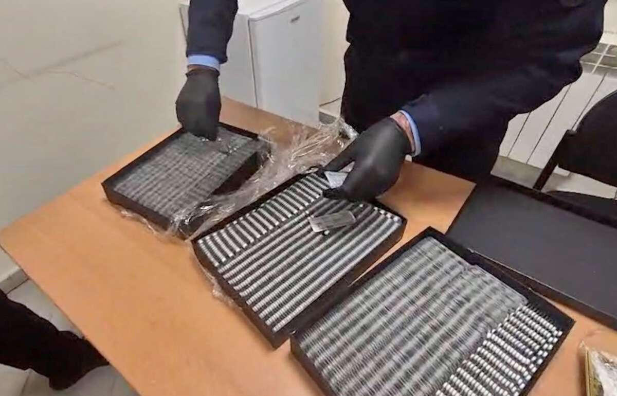 На таможне в Гяндже обнаружены лекарства, спрятанные в коробках со сладостями