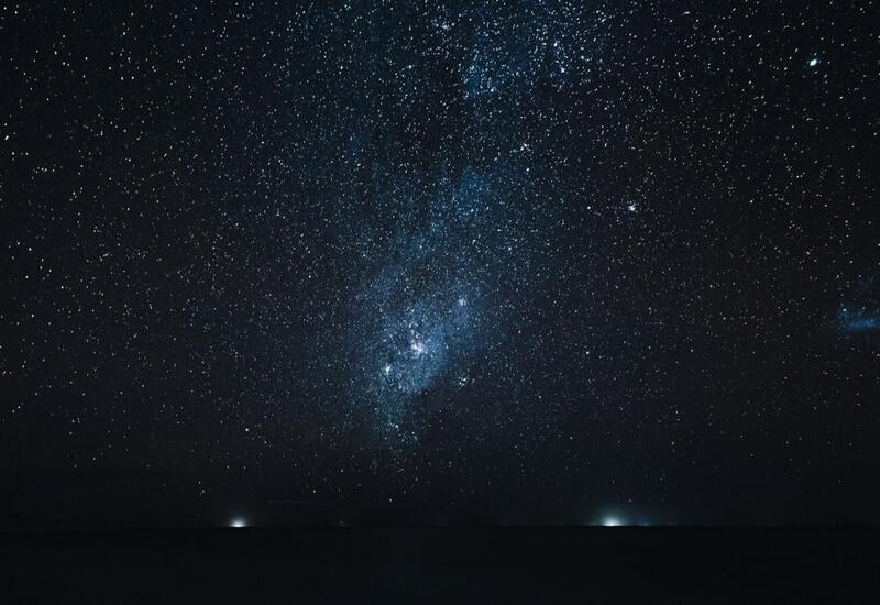 Учёные объяснили, почему небо на Земле голубое, а в космосе черное